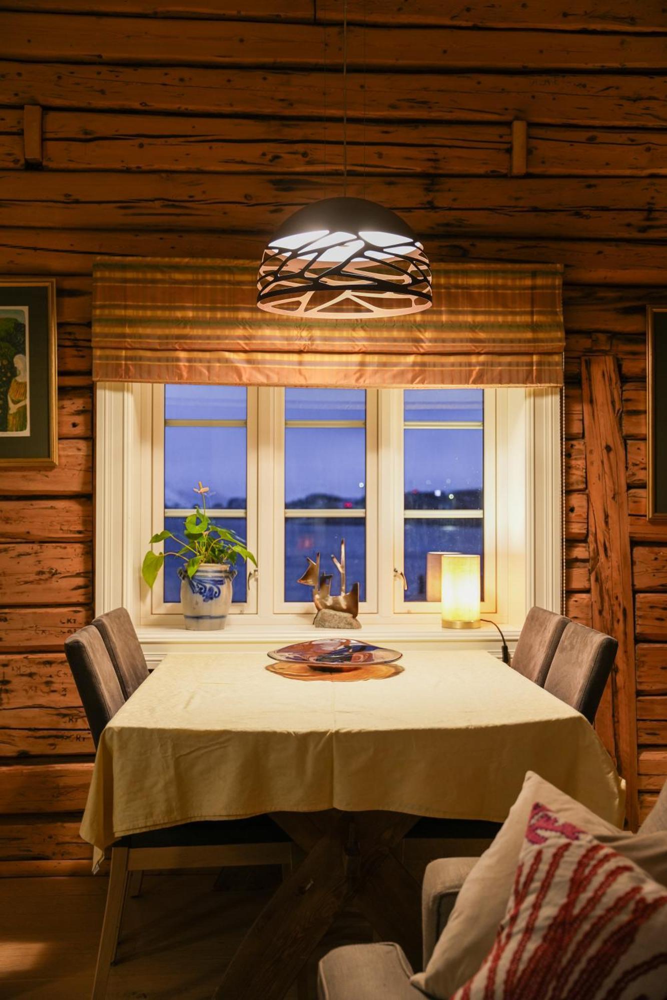 The Famous Yellow House Reine Bagian luar foto