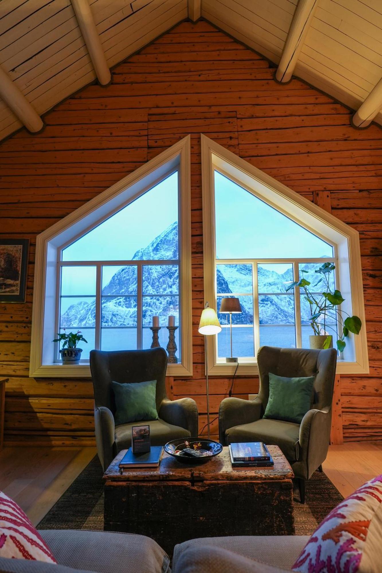 The Famous Yellow House Reine Bagian luar foto