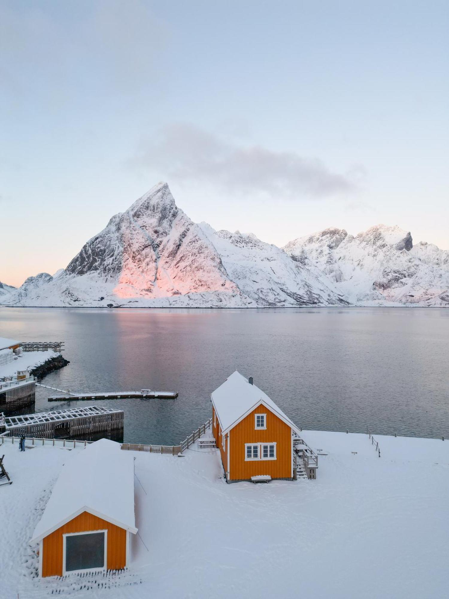 The Famous Yellow House Reine Bagian luar foto