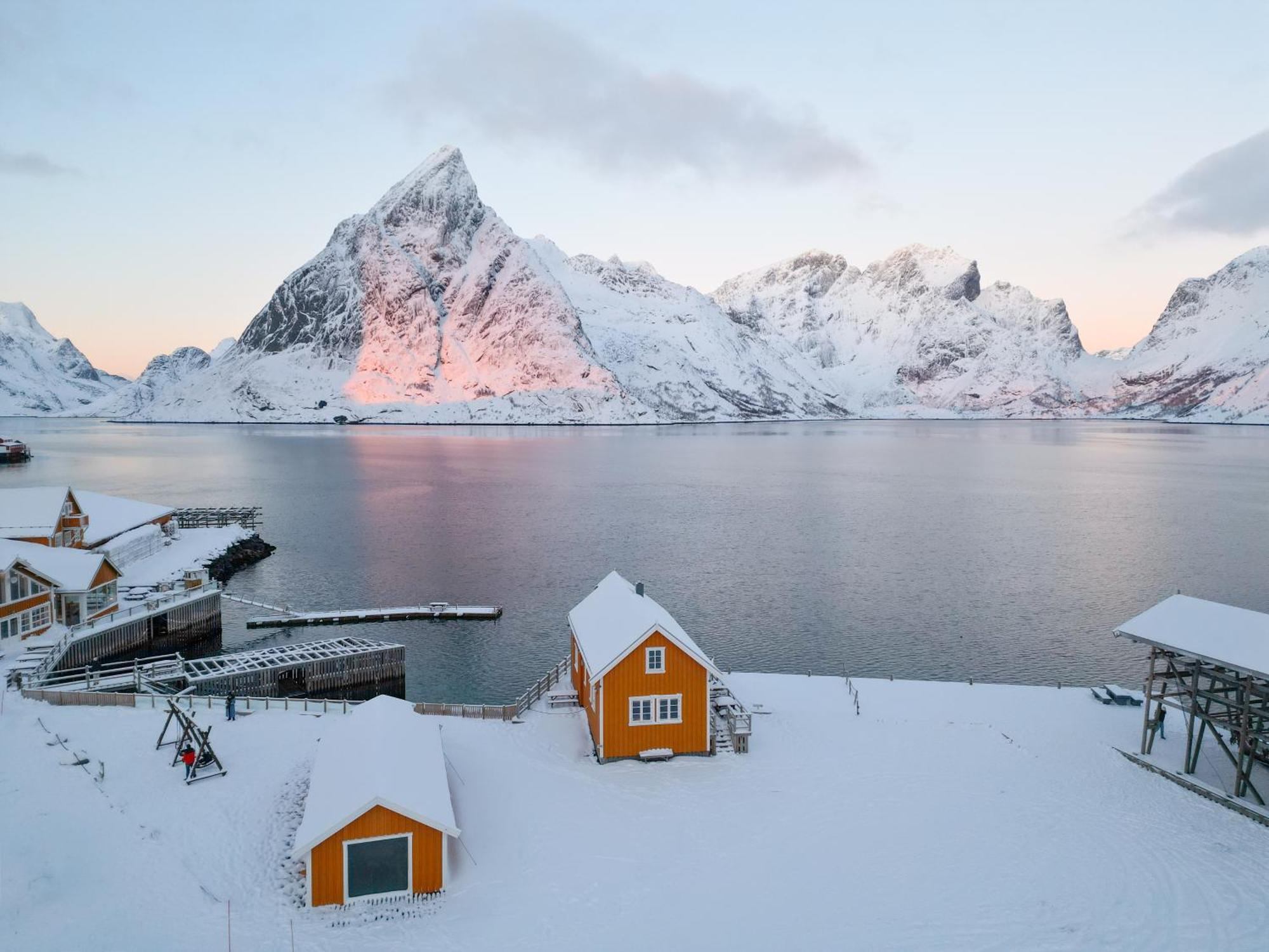 The Famous Yellow House Reine Bagian luar foto