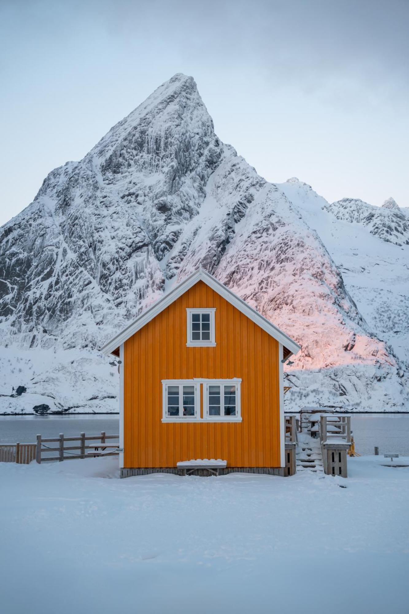 The Famous Yellow House Reine Bagian luar foto