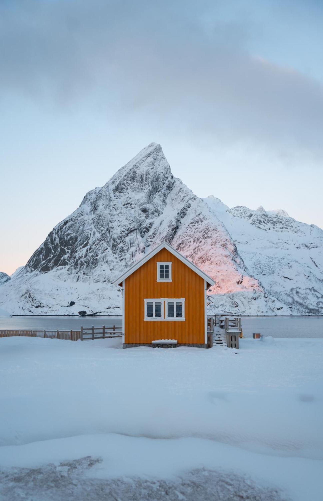The Famous Yellow House Reine Bagian luar foto