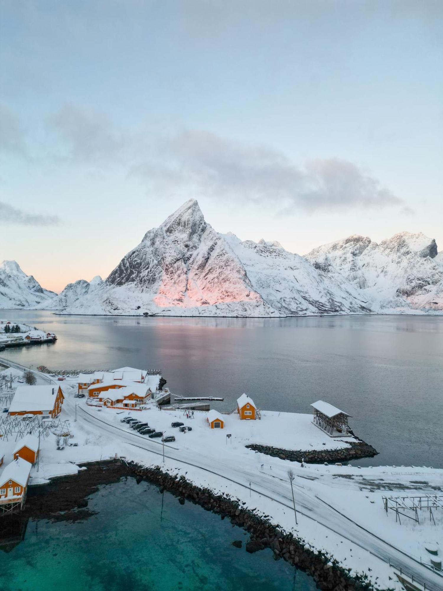 The Famous Yellow House Reine Bagian luar foto