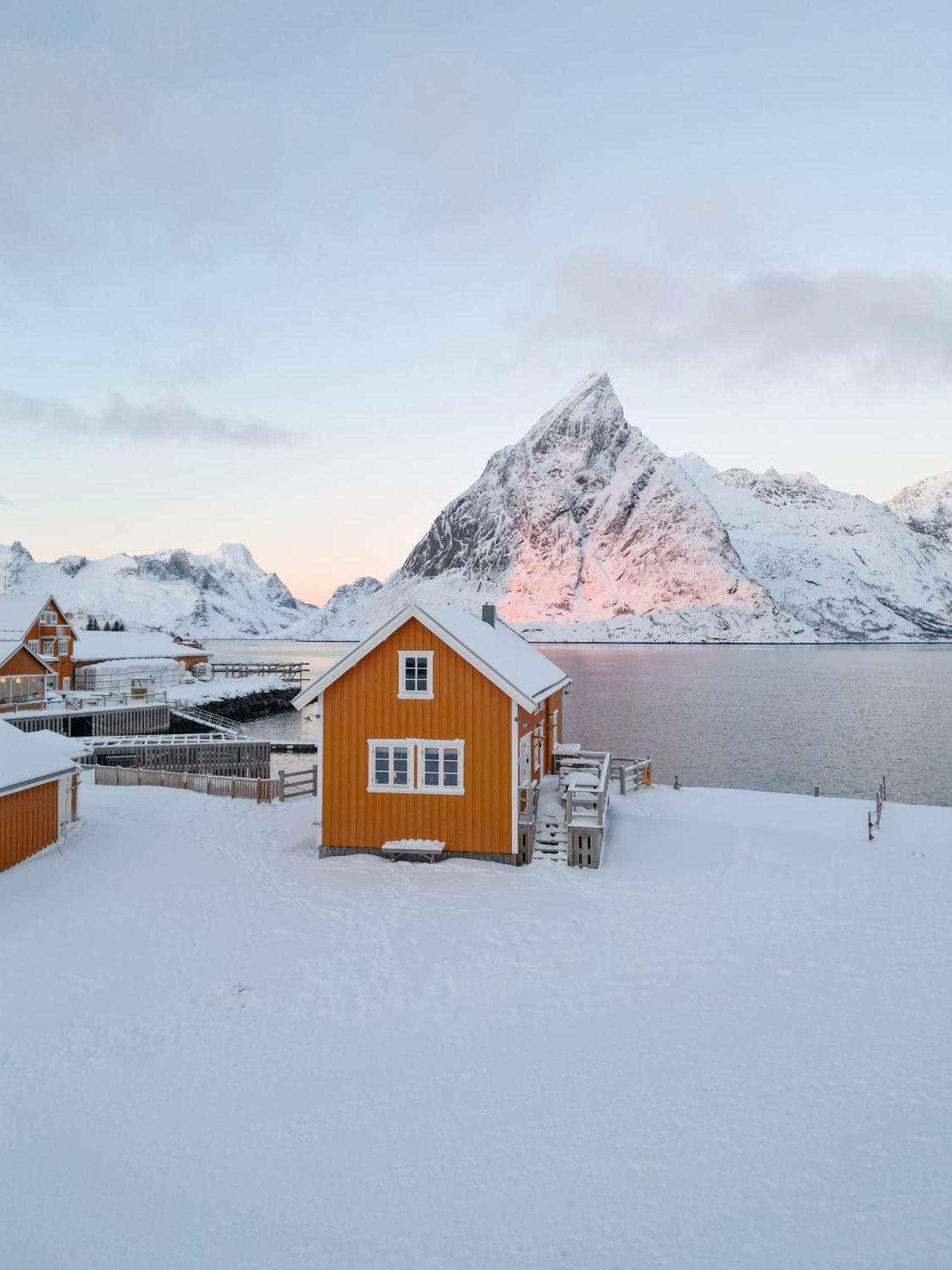 The Famous Yellow House Reine Bagian luar foto