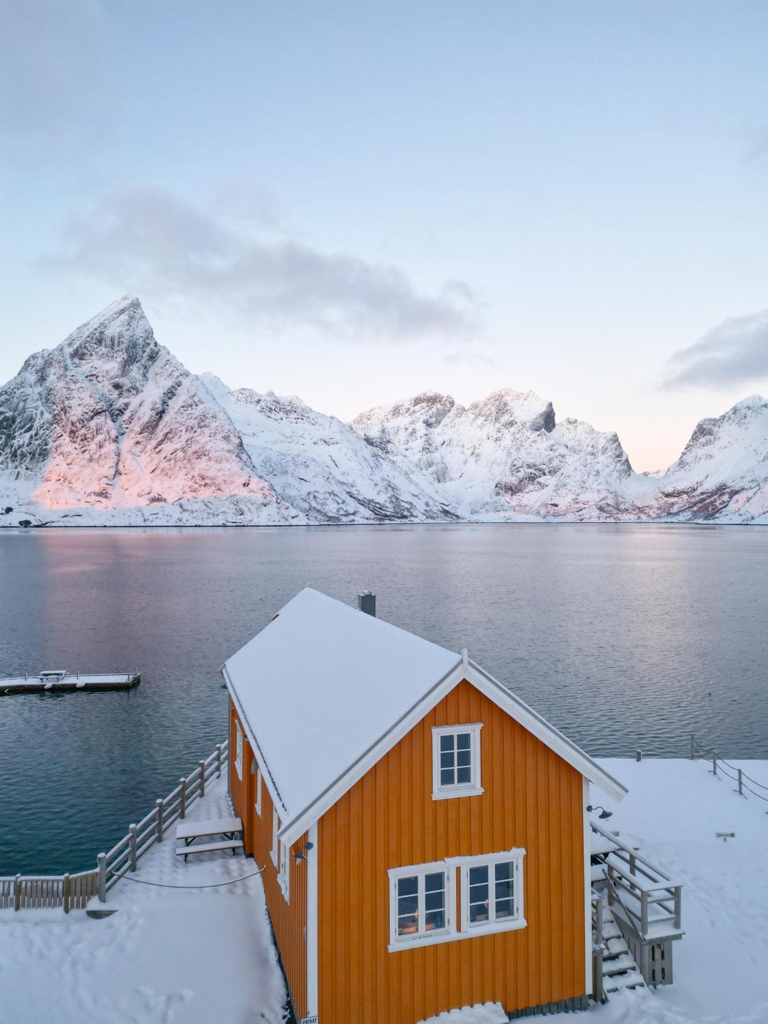 The Famous Yellow House Reine Bagian luar foto