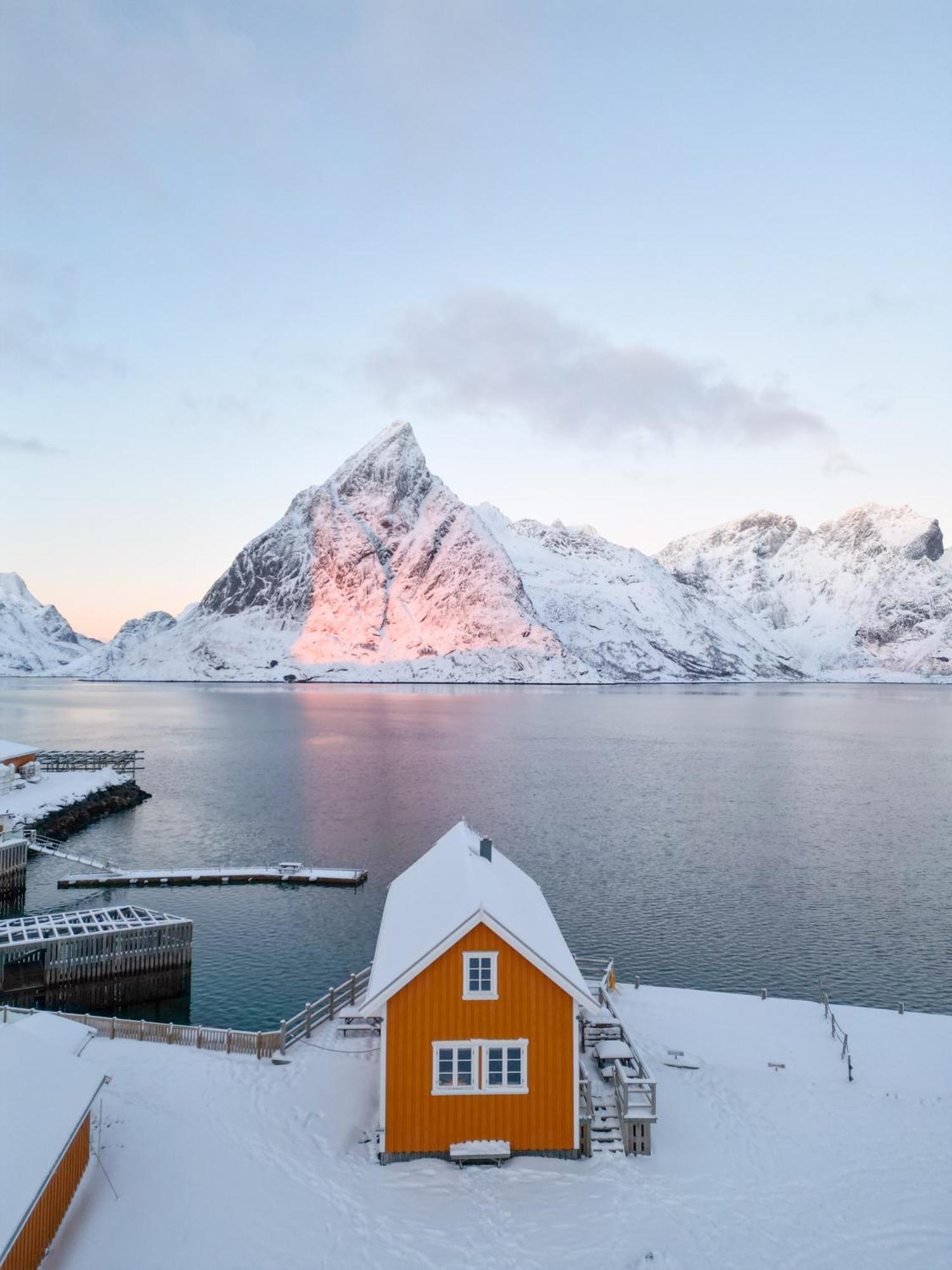 The Famous Yellow House Reine Bagian luar foto