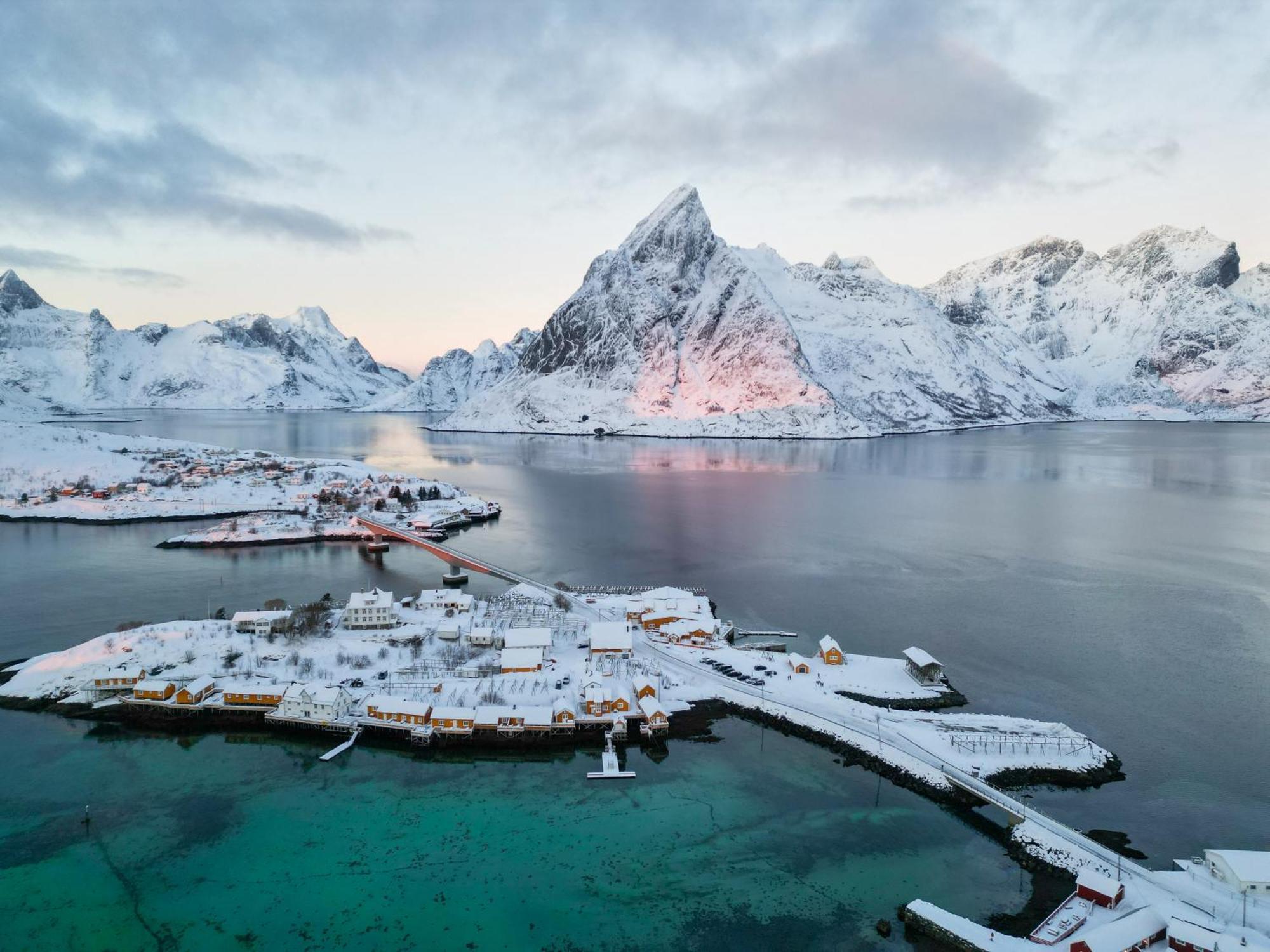 The Famous Yellow House Reine Bagian luar foto