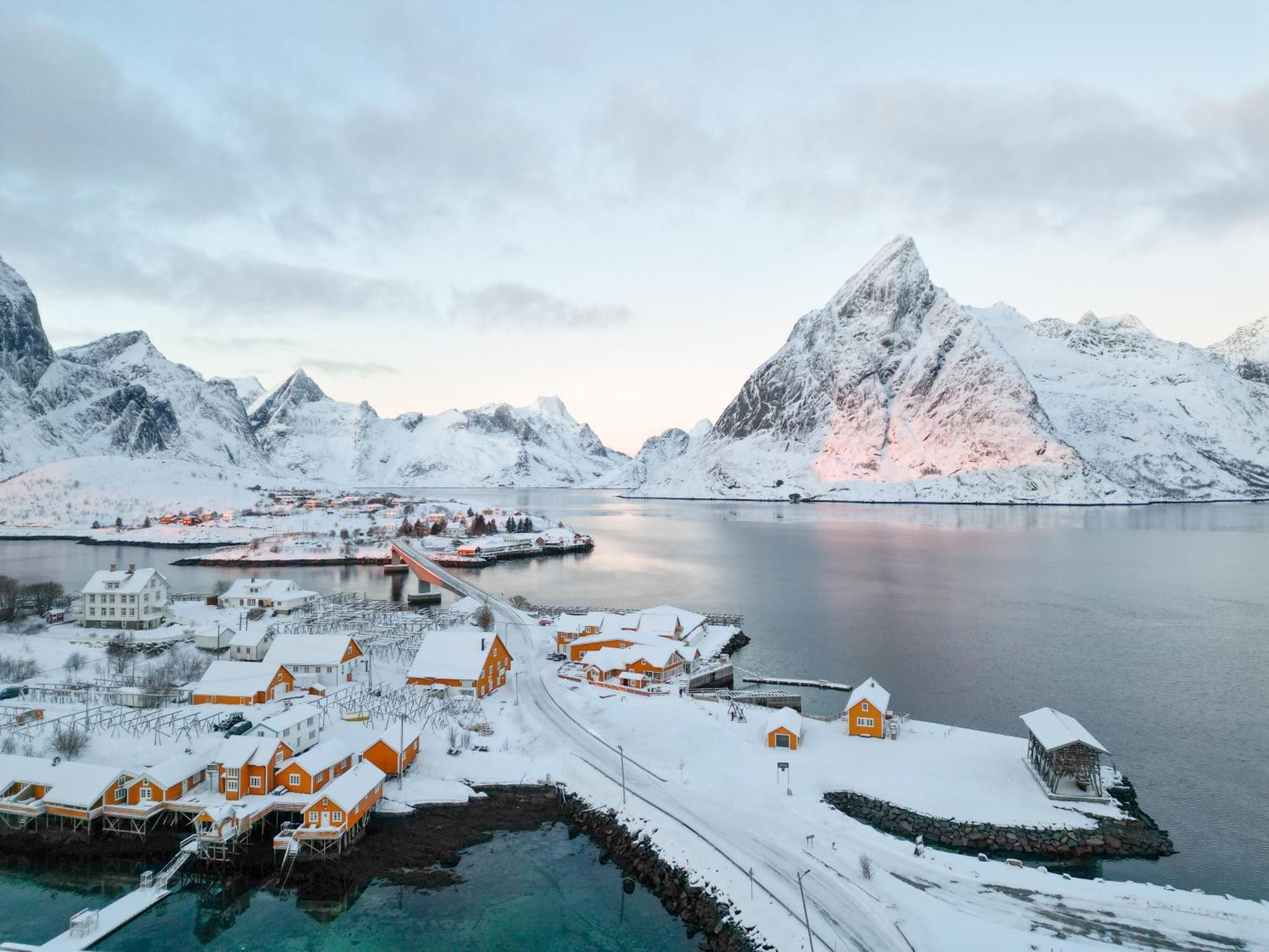 The Famous Yellow House Reine Bagian luar foto
